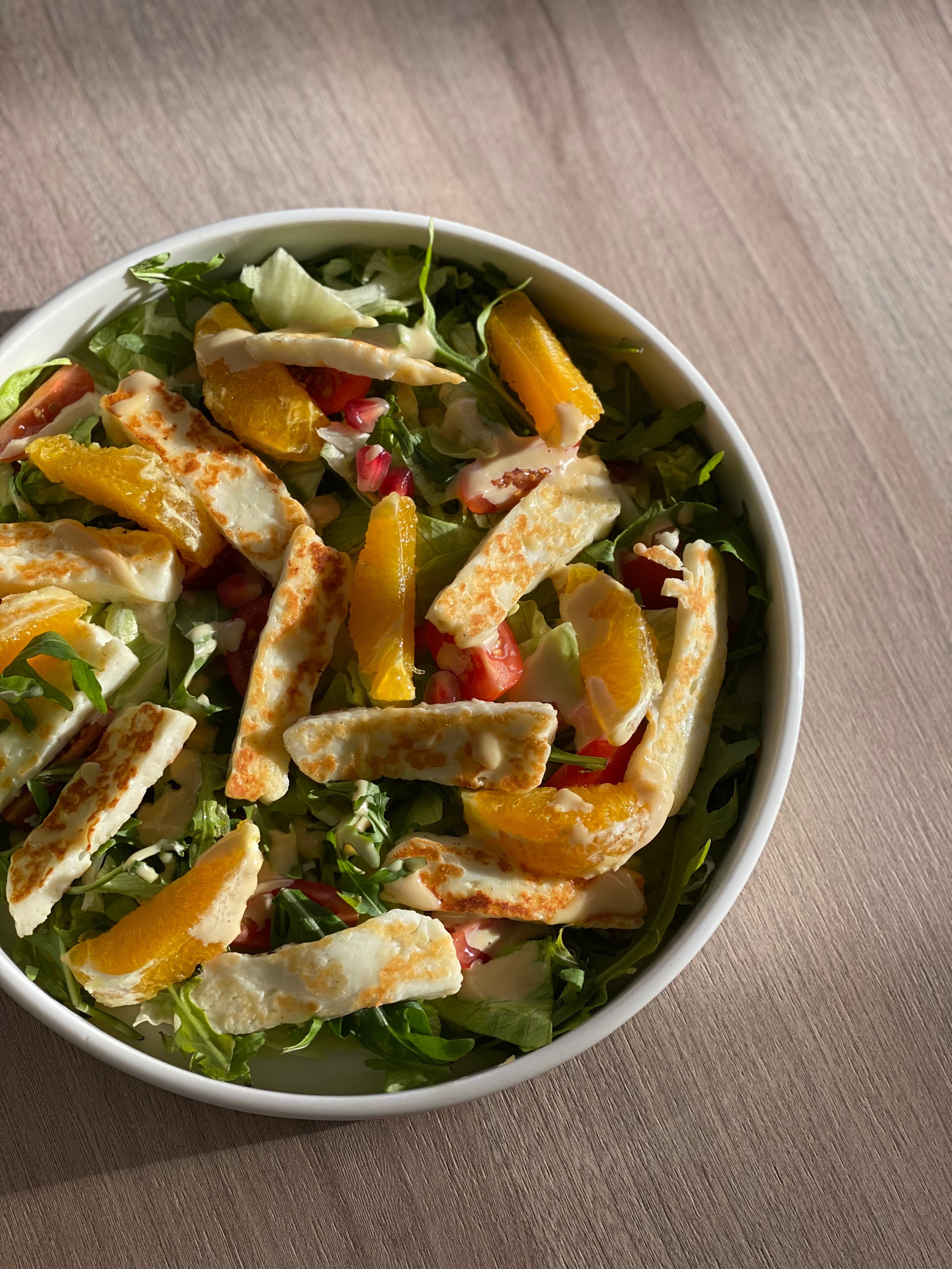 sałatka z serem halloumi